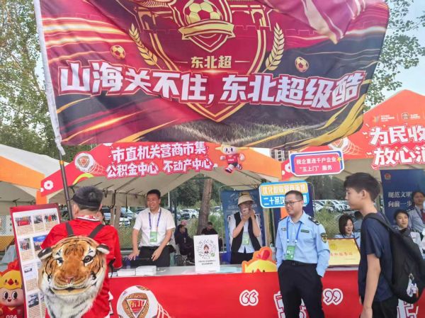 市直部门工作人员面对面为群众答疑解惑。