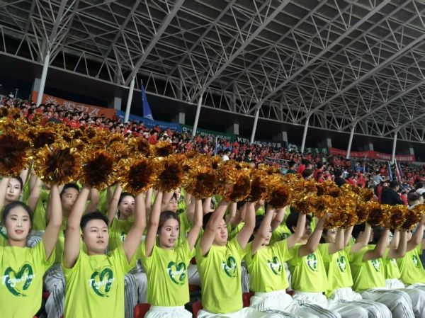 &ldquo;最美看台&rdquo;方阵队员手持金色花球，为赛事喝彩、为城市聚力。