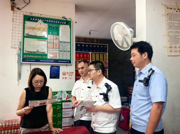 分宜烟草、市监部门执法人员联合在学校周边商铺开展普法宣传。