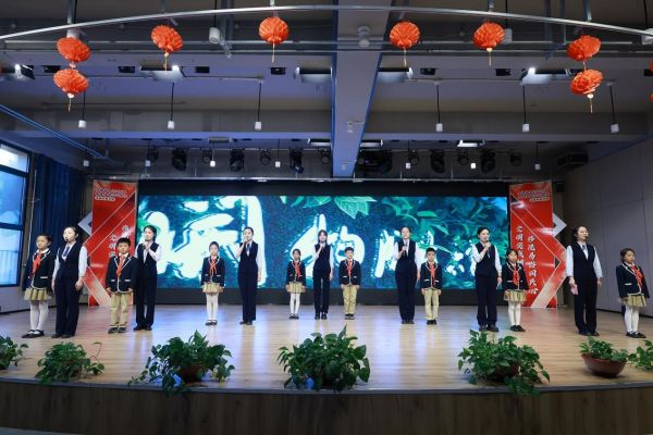 朗诵《开成育桃李 初心赴韶华》。