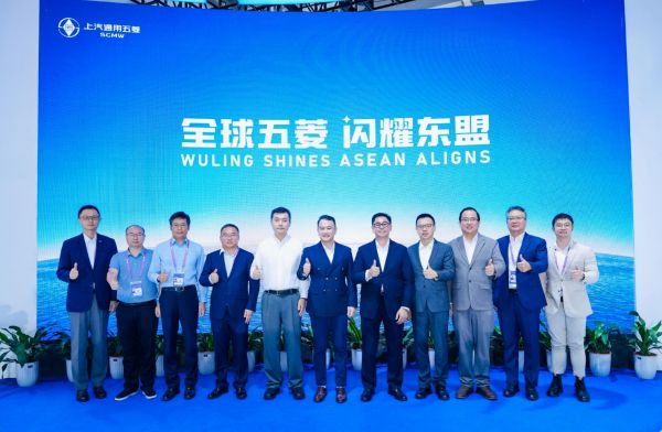 5.到场领导嘉宾共同上台合影留念。