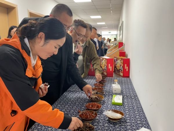 企业家品尝四川瑞霆食品有限公司牛肉产品。