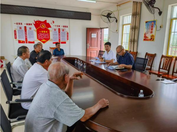 人大代表召开跨乡镇山林权属纠纷化解工作座谈会。