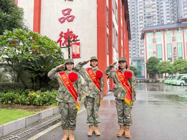 上林县三名女兵雨中出征 投笔从戎报效祖国1