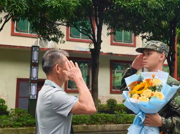 一身戎装两代情 新兵李俞权与曾为军人的父亲互敬军礼