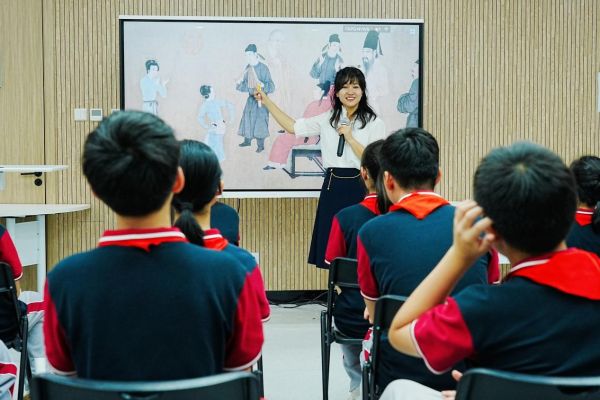 策展人、历史文化学院副教授廖靖靖为民大附属中学丰台实验学校学生讲解展览中的故事。