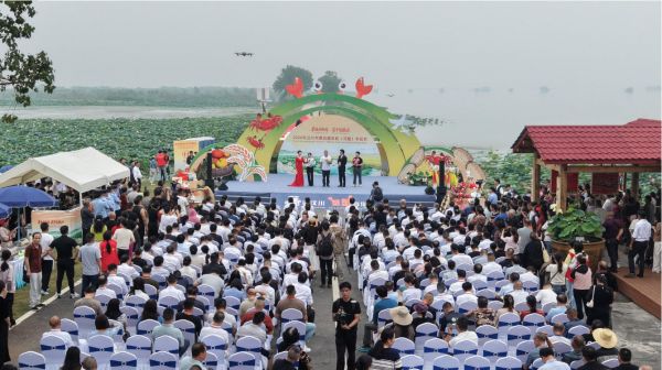 2026年汉川市第五届农民(河蟹)丰收节隆重启幕。( 摄影记者刘家)