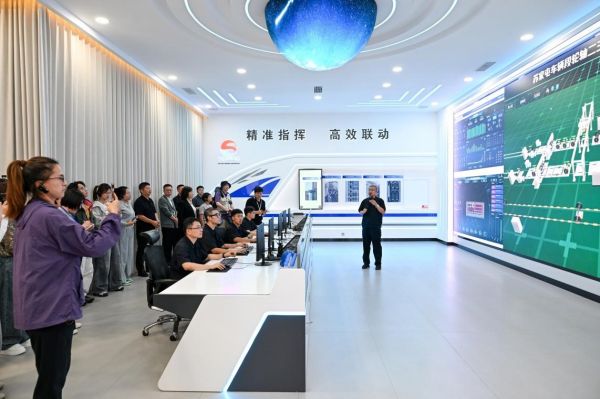 中控指挥大厅。