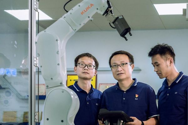 (图为技术<p>员带领青年员工在劳模工作室开展实操演练场景。罗翔 摄)</p>
