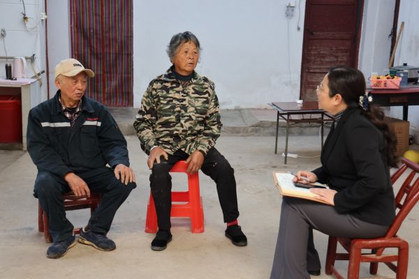 一群小孩在桌子上 AI 生成的内容可能不正确。