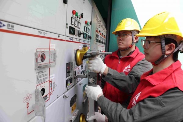 国网北碚供电公司工作人员正在安装合环换电装置