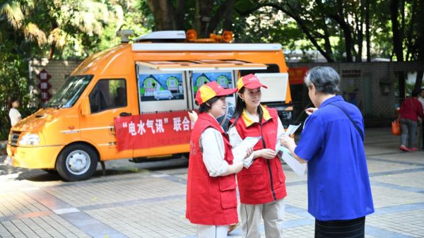 网格员依托“水电气讯”流动服务车开展用电宣传。(冯胜岚 摄)