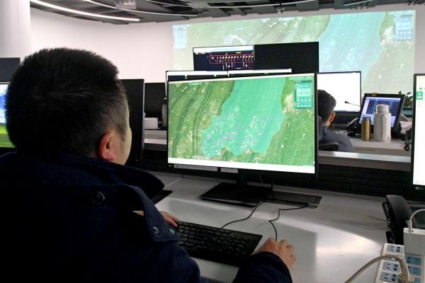 国网重庆市北供电公司员工应用数字化班所平台一键调用“电网一张图”数字化工具。(冯胜岚 摄)
