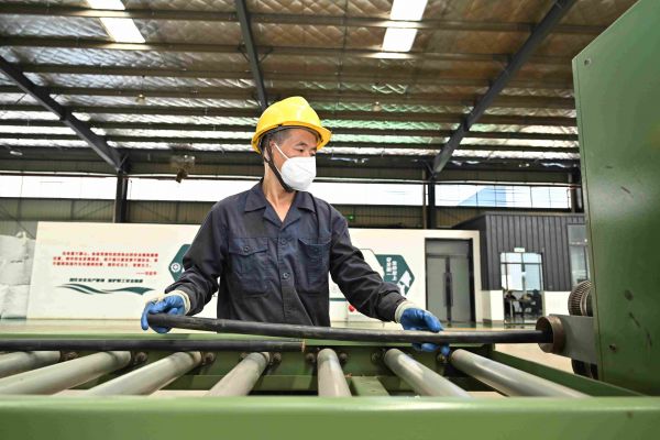 重庆电力再生资源循环利用中心员工拆解报废电缆