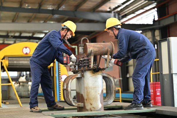 重庆电力再生资源循环利用中心员工正在拆解变压器