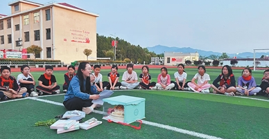 山里娃长大后，又教起了山里娃（暖相册） 