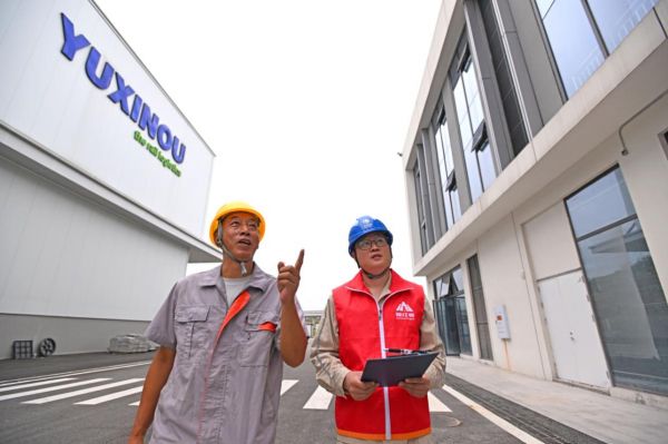 国网重庆市北供电公司员工在渝新欧国际铁路(果园港)多式联运枢纽一期项目园区开展检查。(向江微 摄)
