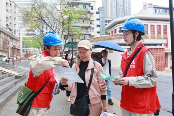 国网重庆市区供电公司九龙供电中心“电满满”网格经理深入民主村社区宣传安全用电知识。(秦雪 摄)