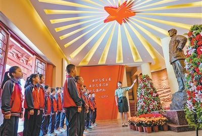 在新的长征路上继续奋勇前进