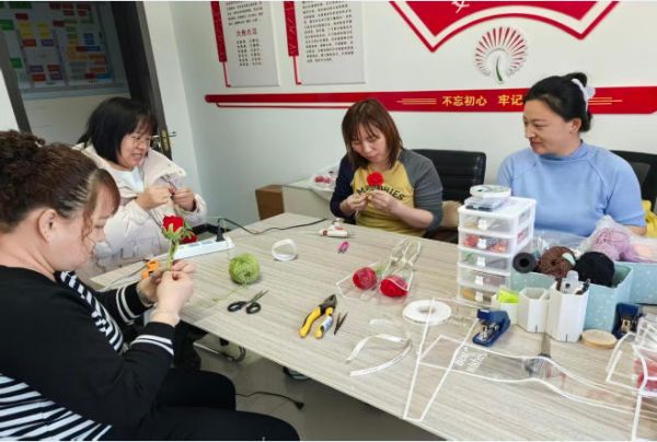 团结社区“巧手工作站”。