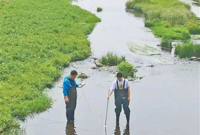 地质工作者给水井做“胃镜”
