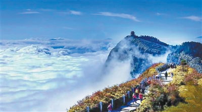 一山揽胜景 烟火暖千家