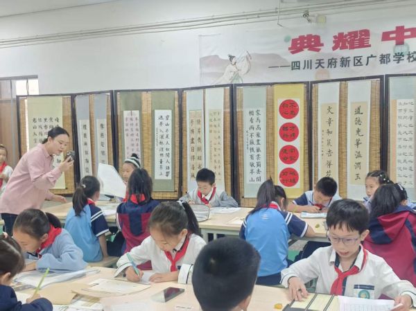现场硬笔组参赛者们认真书写(1)