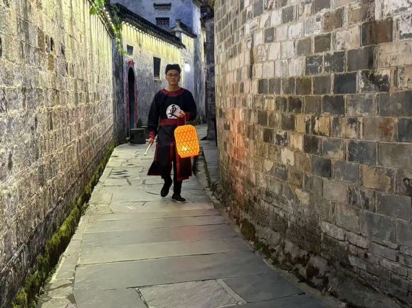 2.西递打更志愿服务队开展巡查