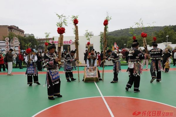 非遗展示活动上热闹的侗族芦笙歌舞表演。怀化日报全媒体记者 彭军 摄影